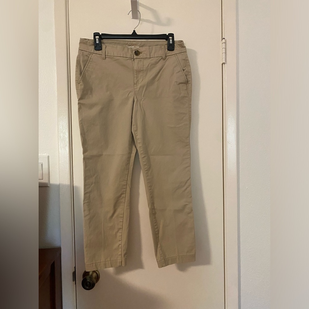 Women’s old navy skinny khaki pants size 6. Hemmed to a 24.5 inch inseam